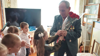 одготовили  поздравительные  открытки  и праздничный концерт,  посвященный Дню Победы. Выступление прошло во дворе жилого дома, в котором живут ветераны ВОВ.
